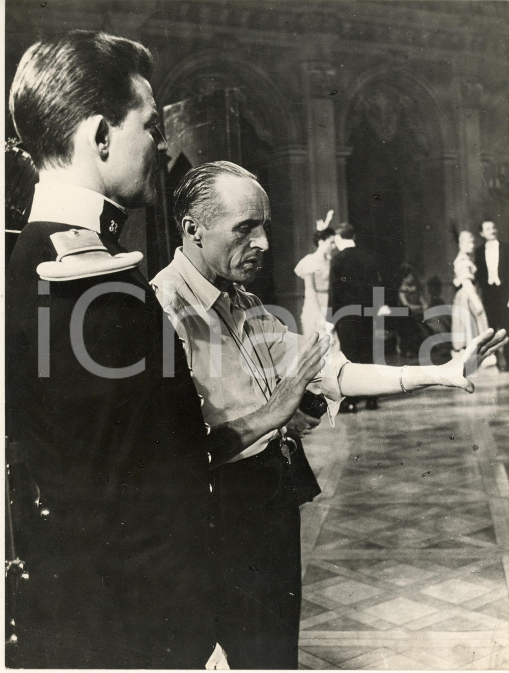 Fotografia d epoca originale 1955 CINEMA Grandi manovre Regista René CLAIR sul set Foto 18x24 cm 1