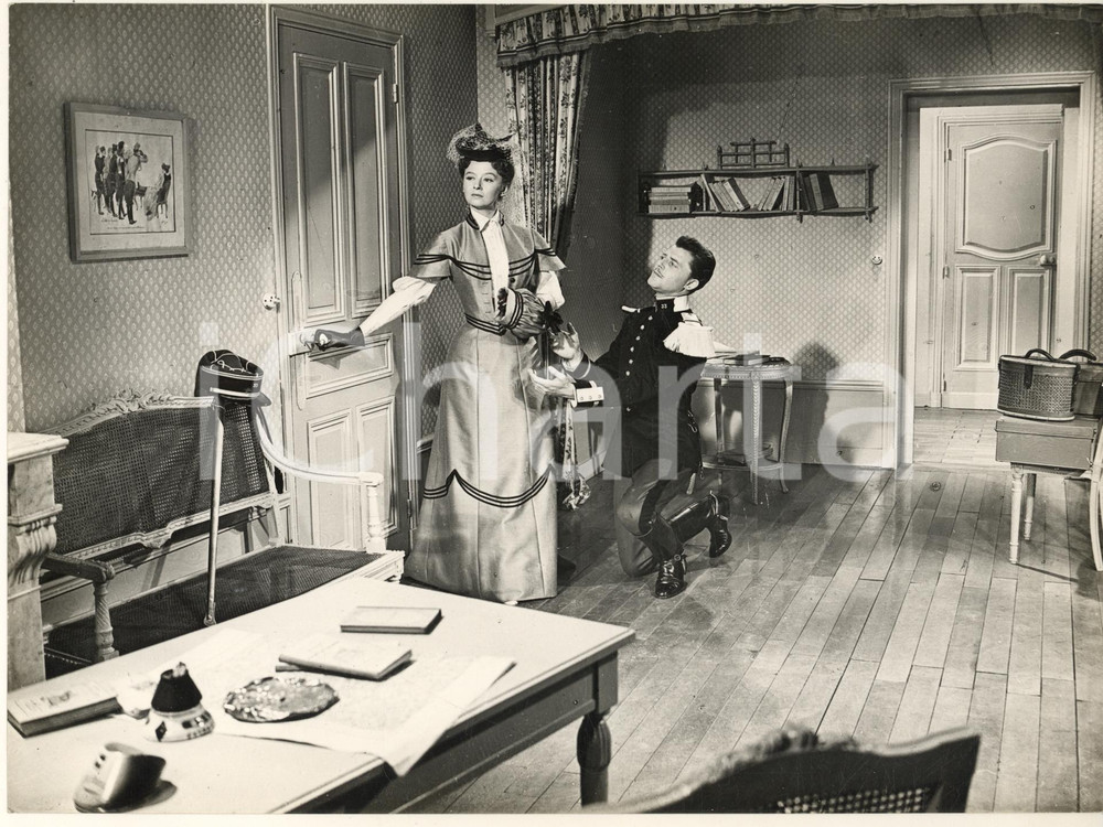 1955 CINEMA "Grandi manovre" Lise DELAMARE Gérard PHILIPE *Foto 24x18 cm Fotografia originale d'epoca. CONDIZIONI:FAIR/discreto lievi graffi; piegature marginaliFORMATO: 24x18 cm originale e autentica 1
