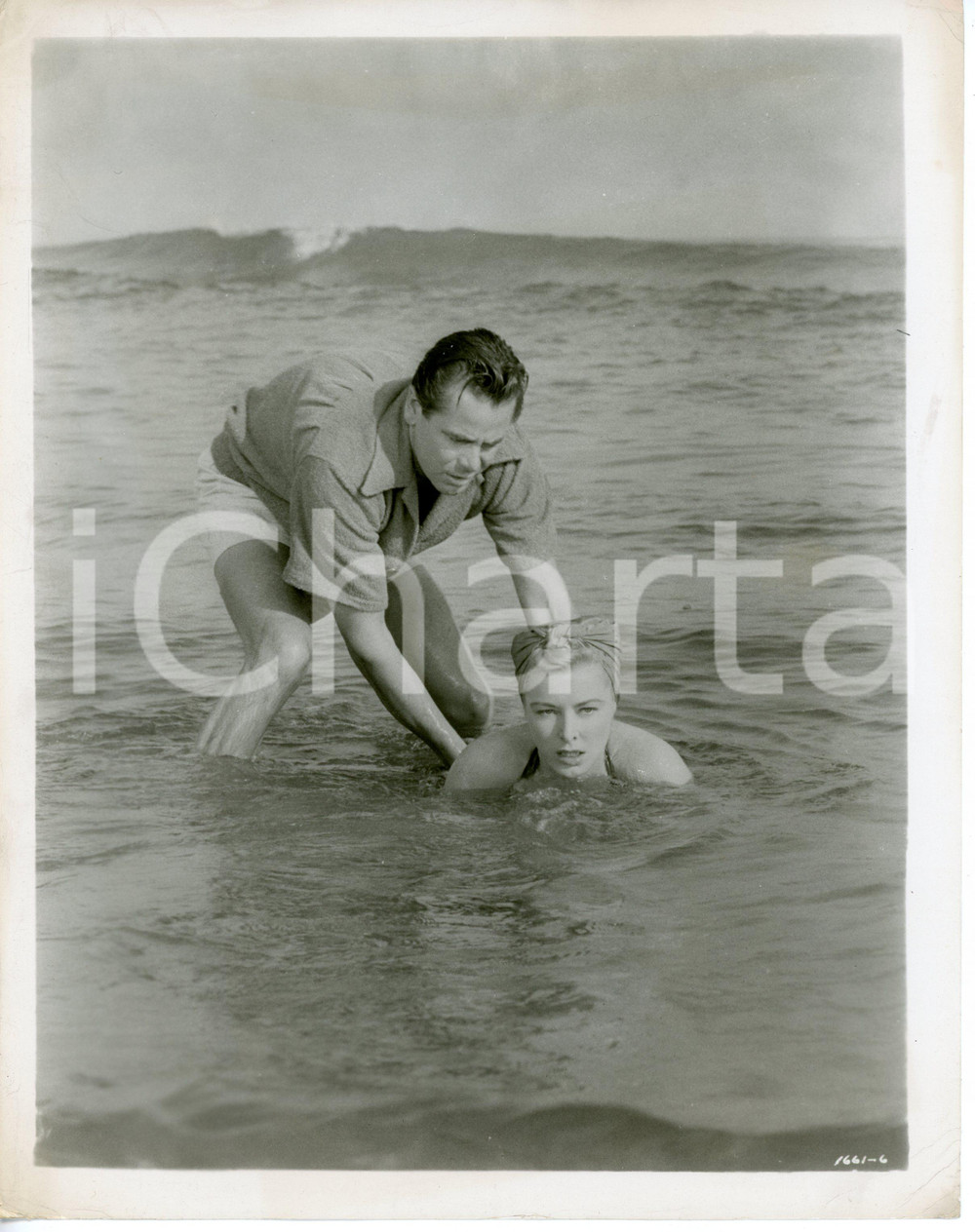 1955 INTERRUPTED MELODY Eleanor PARKER Glenn FORD Photo 20x26 cm (1) Fotografia d'epoca.  CONDIZIONI:FAIR/discreto Piegature agli angoliFORMATO: 20x26 cm originale e autentica 1