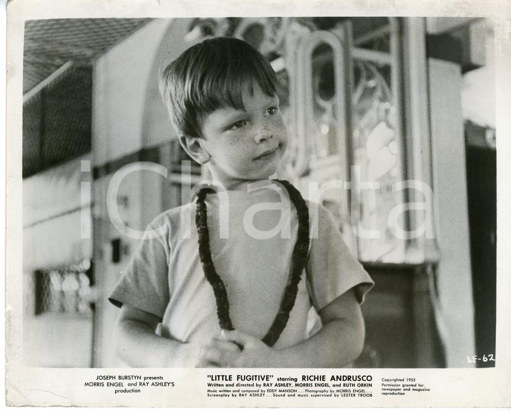 1953 CINEMA - LITTLE FUGITIVE Richie ANDRUSCO Photo 25x20 cm Fotografia d'epoca.  CONDIZIONI:VERY POOR/gravemente danneggiato Piegature agli angoli, aloni diffusi, piccoli strappi ai marginiFORMATO: 25x20 cm originale e autentica 1