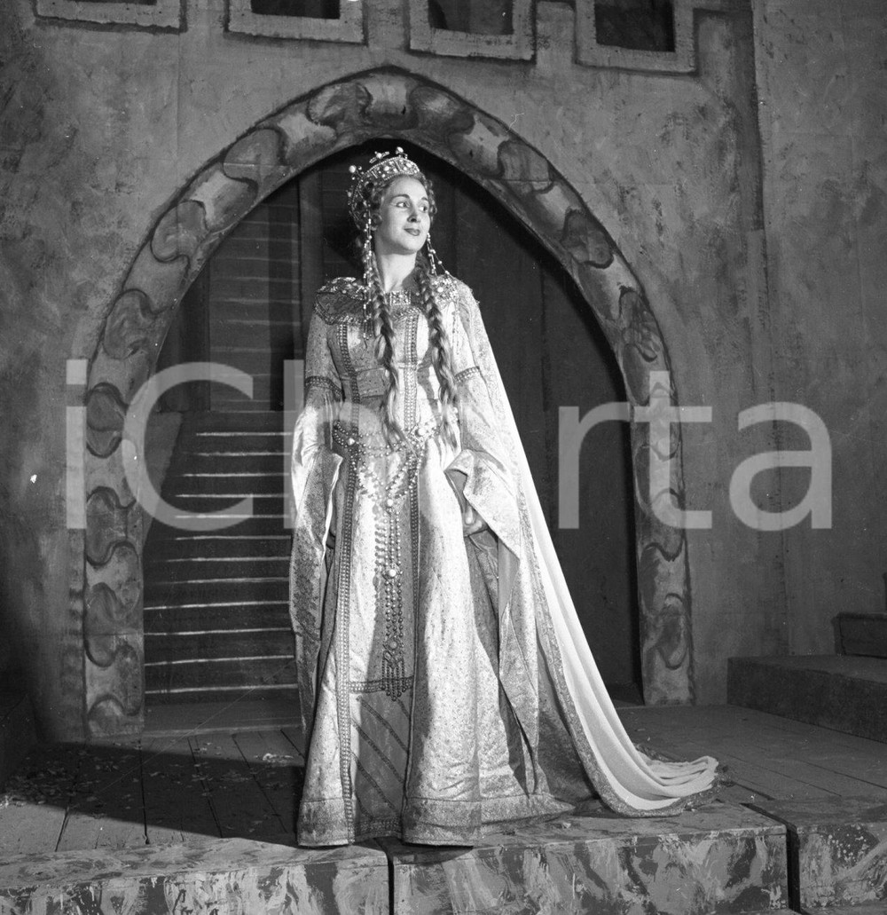1954 BRESCIA Teatro Grande La prima del LOHENGRIN *NEGATIVO ORIGINALE 2 Negativo originale d'epoca in bianco e nero su pellicola.Per i diritti rivolgersi a ICharta.ICharta mette in vendita, sul negozio eBay e in esclusiva sul sito "icharta" il proprio archivio composto da numerose diapositive e negativi fotografici d'epoca, tutti originali e autentici.Si tratta di uno sguardo inedito sull'attualità, la politica, la vita quotidiana, il gossip e la cultura, che fotografa il cambiamento della nazione (e non solo) tra il 1890 ed il 1990 circa. Un'occasione unica per il mercato del collezionismo, che vede finalmente disponibile un archivio eccezionale per vastità, tematiche e condizioni, in un settore (il negativo fotografico e la diapositiva) di assoluta novità e dalle interessanti prospettive di investimento. CONDIZIONI:FAIR/discretoFORMATO: cm 6 x 6  originale e autentica 1