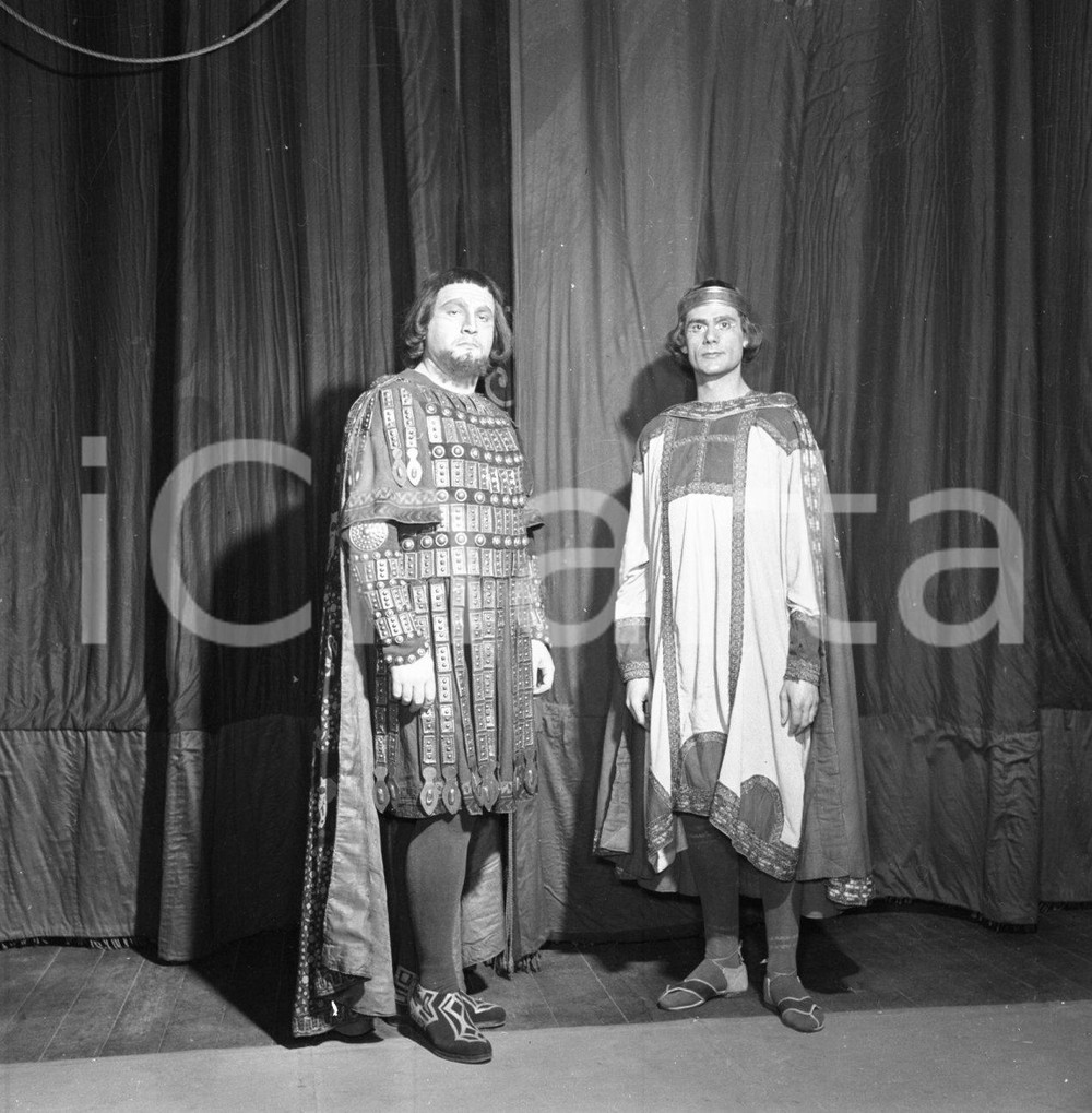 1954 BRESCIA Teatro Grande La prima del LOHENGRIN *NEGATIVO ORIGINALE 5 Negativo originale d'epoca in bianco e nero su pellicola.Per i diritti rivolgersi a ICharta.ICharta mette in vendita, sul negozio eBay e in esclusiva sul sito "icharta" il proprio archivio composto da numerose diapositive e negativi fotografici d'epoca, tutti originali e autentici.Si tratta di uno sguardo inedito sull'attualità, la politica, la vita quotidiana, il gossip e la cultura, che fotografa il cambiamento della nazione (e non solo) tra il 1890 ed il 1990 circa. Un'occasione unica per il mercato del collezionismo, che vede finalmente disponibile un archivio eccezionale per vastità, tematiche e condizioni, in un settore (il negativo fotografico e la diapositiva) di assoluta novità e dalle interessanti prospettive di investimento. CONDIZIONI:FAIR/discretoFORMATO: cm 6 x 6  originale e autentica 1