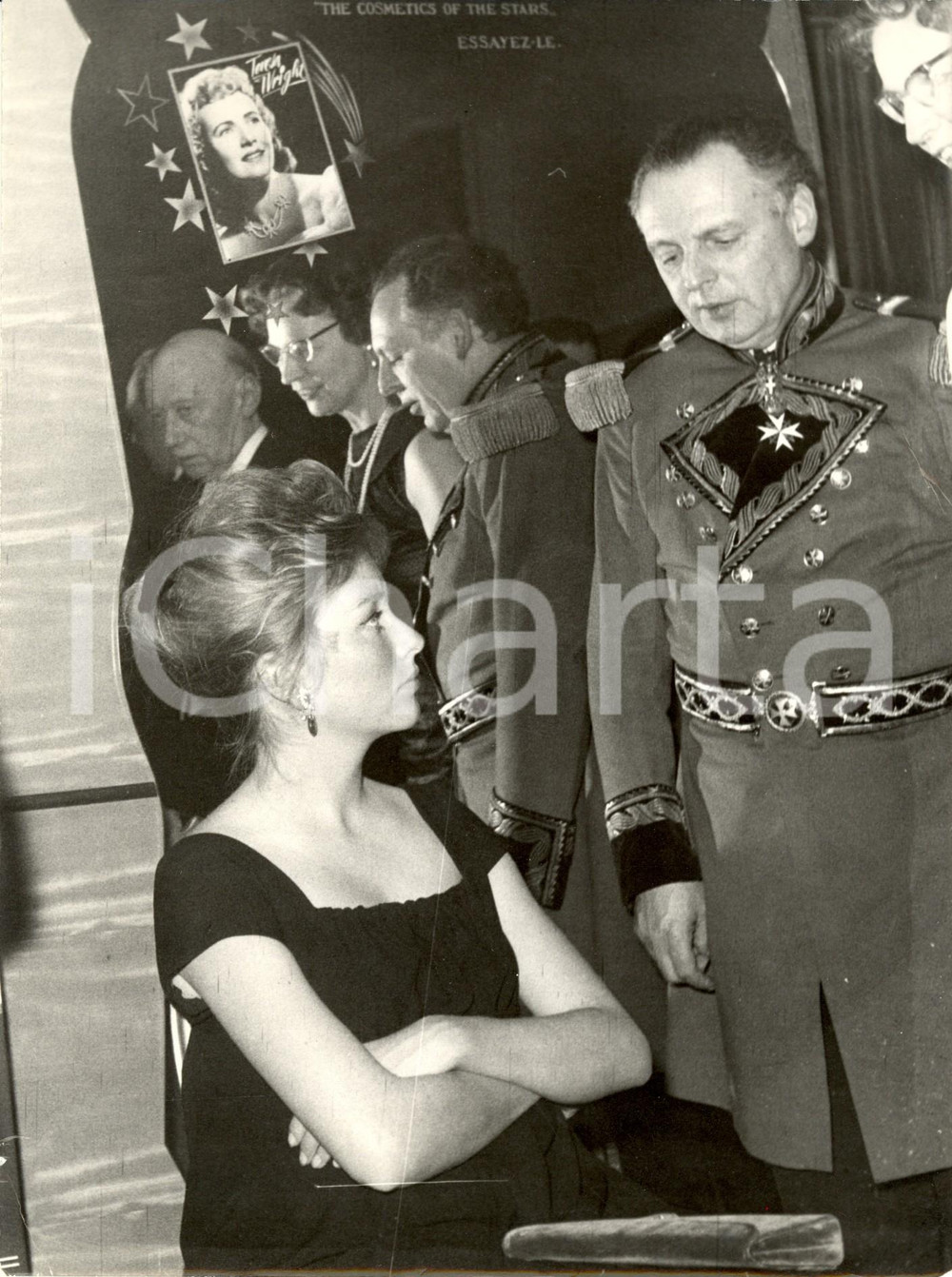 Fotografia d epoca originale 1960 BRUXELLES Paola RUFFO davanti a foto di Teresa WRIGHT al Gala del Cinema 2 1