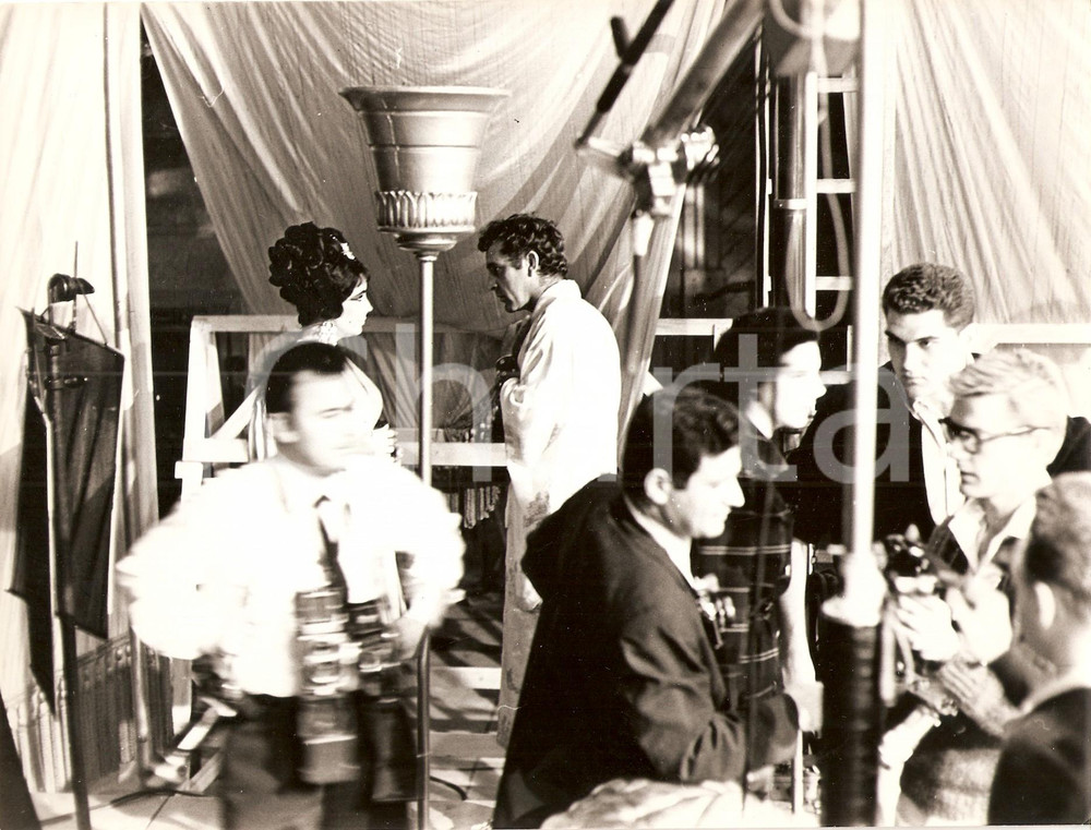 Fotografia d epoca originale 1963 CLEOPATRA Elizabeth TAYLOR Richard BURTON discutono sul set Foto 1