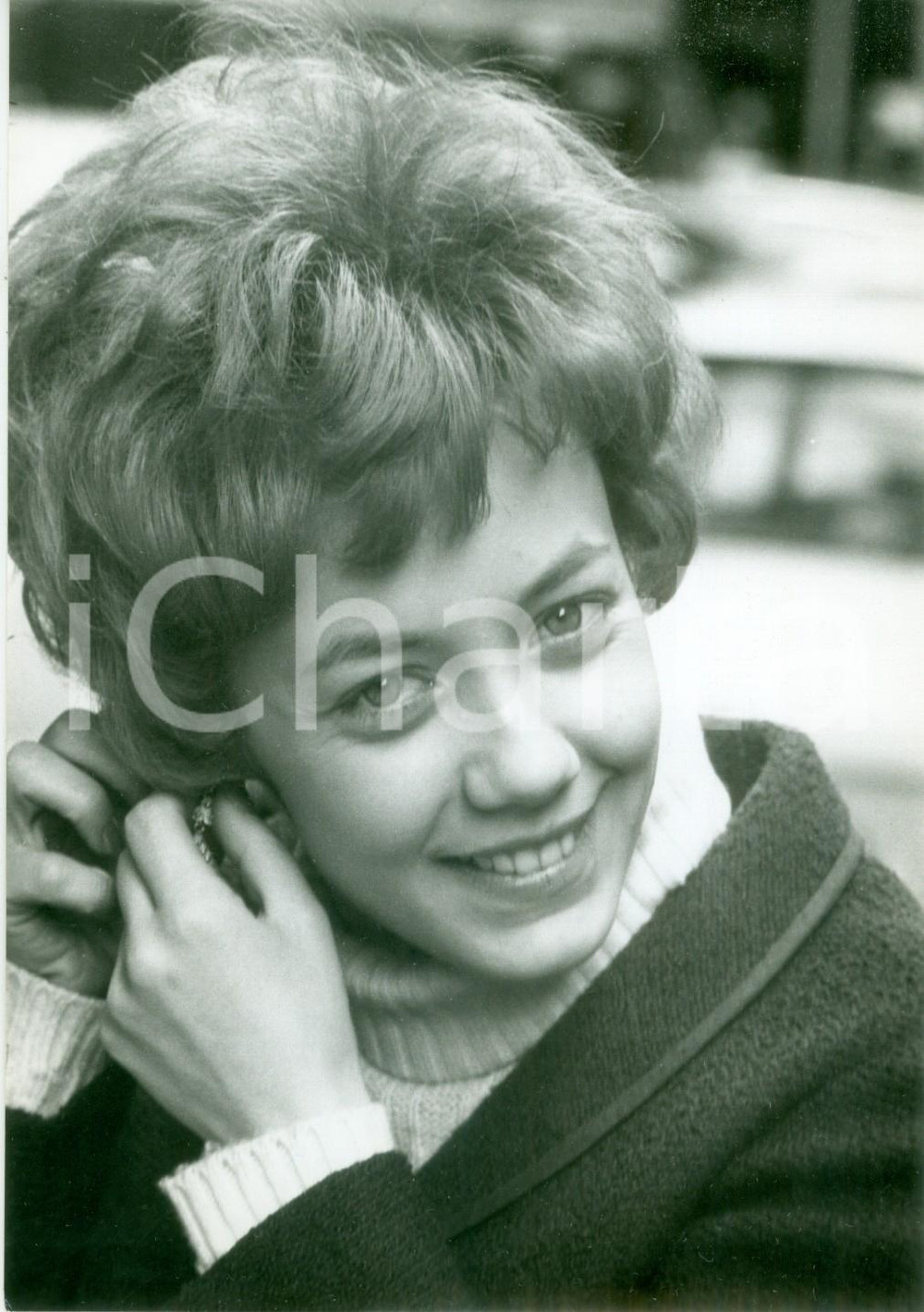 Fotografia d epoca originale 1960 ca PARIS Dominique PRADEAU si aggiusta un orecchino Foto 1 1