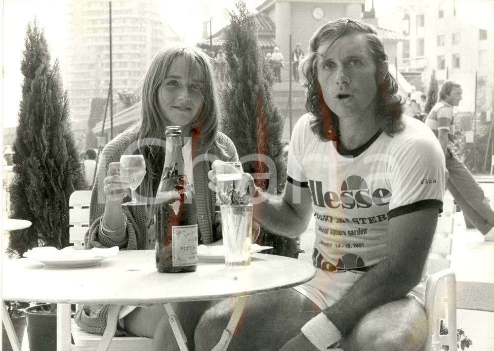 Fotografia d epoca originale 1980 ca TENNIS Guillermo VILAS Gabriela BLONDEAU con MOET & CHANDON Foto 24x30 1