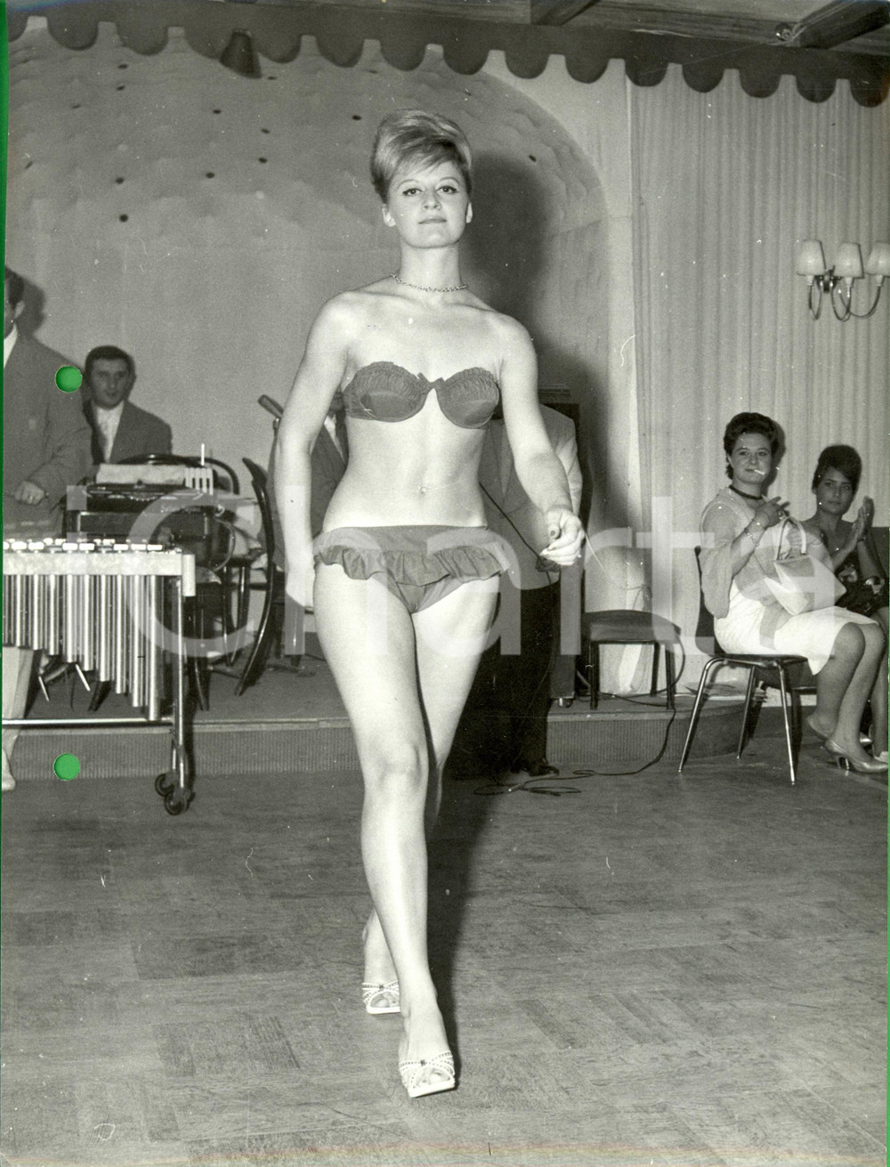 Fotografia d epoca originale 1960 ca MILANO STORIA DELLA MODA Modella sfila in bikini Foto ITALPRESS 1