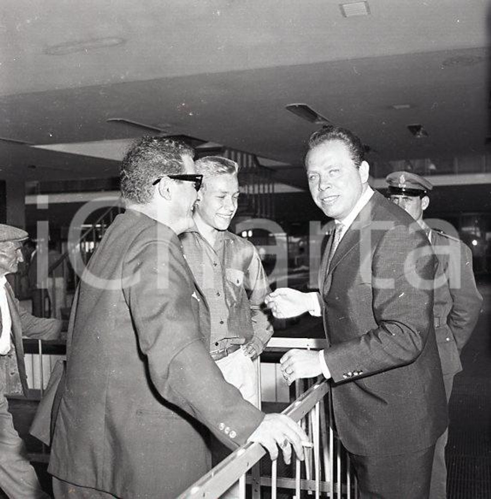 1962 ROMA Helmut ZACHARIAS giunge all'aeroporto di FIUMICINO *NEGATIVO ORIGINALE Negativo originale d'epoca a colori su pellicola.Autore: Sandro Borni  E' SEVERAMENTE VIETATA LA RIPRODUZIONE.TUTTI I DIRITTI SONO RISERVATI.ICharta mette in vendita, sul negozio eBay e in esclusiva sul sito "icharta" il proprio archivio composto da numerose diapositive e negativi fotografici d'epoca, tutti originali e autentici.Si tratta di uno sguardo inedito sull'attualità, la politica, la vita quotidiana, il gossip e la cultura, che fotografa il cambiamento della nazione (e non solo) tra il 1890 ed il 1990 circa. Un'occasione unica per il mercato del collezionismo, che vede finalmente disponibile un archivio eccezionale per vastità, tematiche e condizioni, in un settore (il negativo fotografico e la diapositiva) di assoluta novità e dalle interessanti prospettive di investimento. CONDIZIONI:POOR/danneggiato Difetti come da scansioneFORMATO: cm 6 x 6 originale e autentica 1