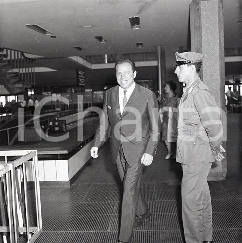 1962 ROMA Helmut ZACHARIAS giunge all'aeroporto FIUMICINO *NEGATIVO ORIGINALE 2 Negativo originale d'epoca a colori su pellicola.Autore: Sandro Borni  E' SEVERAMENTE VIETATA LA RIPRODUZIONE.TUTTI I DIRITTI SONO RISERVATI.ICharta mette in vendita, sul negozio eBay e in esclusiva sul sito "icharta" il proprio archivio composto da numerose diapositive e negativi fotografici d'epoca, tutti originali e autentici.Si tratta di uno sguardo inedito sull'attualità, la politica, la vita quotidiana, il gossip e la cultura, che fotografa il cambiamento della nazione (e non solo) tra il 1890 ed il 1990 circa. Un'occasione unica per il mercato del collezionismo, che vede finalmente disponibile un archivio eccezionale per vastità, tematiche e condizioni, in un settore (il negativo fotografico e la diapositiva) di assoluta novità e dalle interessanti prospettive di investimento. CONDIZIONI:POOR/danneggiato Difetti come da scansioneFORMATO: cm 6 x 6 originale e autentica 1