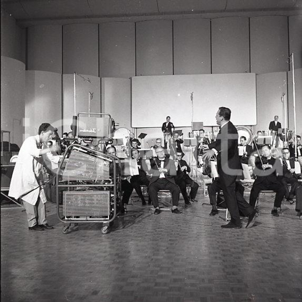 1962 RAI ROMA Helmut ZACHARIAS dirige i 40 magici violini *NEGATIVO ORIGINALE Negativo originale d'epoca a colori su pellicola.Autore: Sandro Borni  E' SEVERAMENTE VIETATA LA RIPRODUZIONE.TUTTI I DIRITTI SONO RISERVATI.ICharta mette in vendita, sul negozio eBay e in esclusiva sul sito "icharta" il proprio archivio composto da numerose diapositive e negativi fotografici d'epoca, tutti originali e autentici.Si tratta di uno sguardo inedito sull'attualità, la politica, la vita quotidiana, il gossip e la cultura, che fotografa il cambiamento della nazione (e non solo) tra il 1890 ed il 1990 circa. Un'occasione unica per il mercato del collezionismo, che vede finalmente disponibile un archivio eccezionale per vastità, tematiche e condizioni, in un settore (il negativo fotografico e la diapositiva) di assoluta novità e dalle interessanti prospettive di investimento. CONDIZIONI:POOR/danneggiato Difetti come da scansioneFORMATO: cm 6 x 6 originale e autentica 1