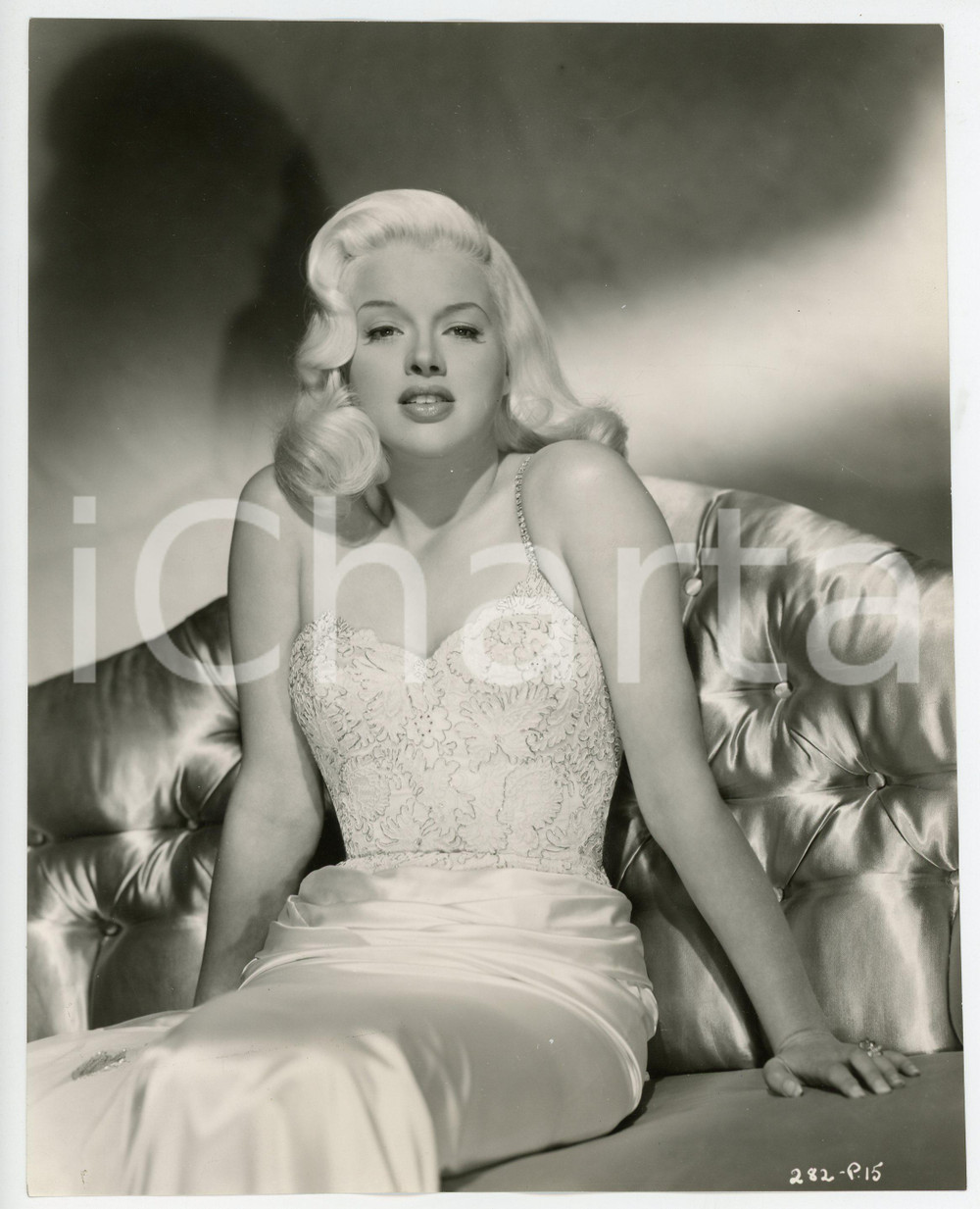 1955 ca CINEMA Diana DORS Ritratto dell'attrice - Fotografia 18x24 cm (1) Fotografia d'epoca.  CONDIZIONI:FAIR/discreto Lieve ondulatura al margine superioreFORMATO: 18x24 cm originale e autentica 1