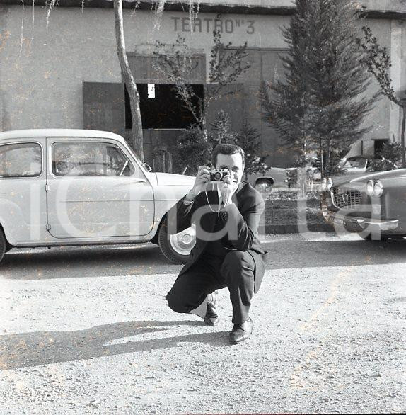 1962 RAI Stabilimenti De Paolis; all'esterno del Teatro 3 *NEGATIVO ORIGINALE Negativo originale d'epoca a colori su pellicola.Autore: Sandro Borni  E' SEVERAMENTE VIETATA LA RIPRODUZIONE.TUTTI I DIRITTI SONO RISERVATI.ICharta mette in vendita, sul negozio eBay e in esclusiva sul sito "icharta" il proprio archivio composto da numerose diapositive e negativi fotografici d'epoca, tutti originali e autentici.Si tratta di uno sguardo inedito sull'attualità, la politica, la vita quotidiana, il gossip e la cultura, che fotografa il cambiamento della nazione (e non solo) tra il 1890 ed il 1990 circa. Un'occasione unica per il mercato del collezionismo, che vede finalmente disponibile un archivio eccezionale per vastità, tematiche e condizioni, in un settore (il negativo fotografico e la diapositiva) di assoluta novità e dalle interessanti prospettive di investimento. CONDIZIONI:POOR/danneggiato Difetti come da scansioneFORMATO: cm 6 x 6 originale e autentica 1