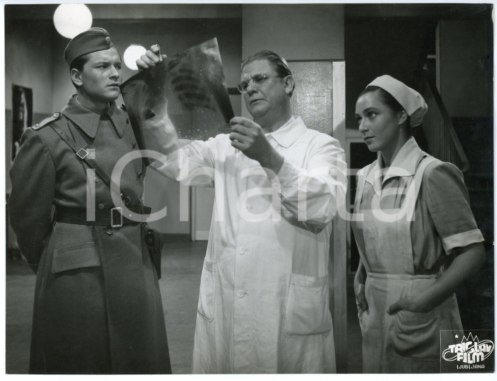 1955 MOMENTS DE DECISION Stane SEVER Julija STARICEVA Photo TRIGLAV FILM 24x18 Fotografia d'epoca.  CONDIZIONI:FAIR/discreto Gualciture agli angoliFORMATO: 24x18 cm originale e autentica 1