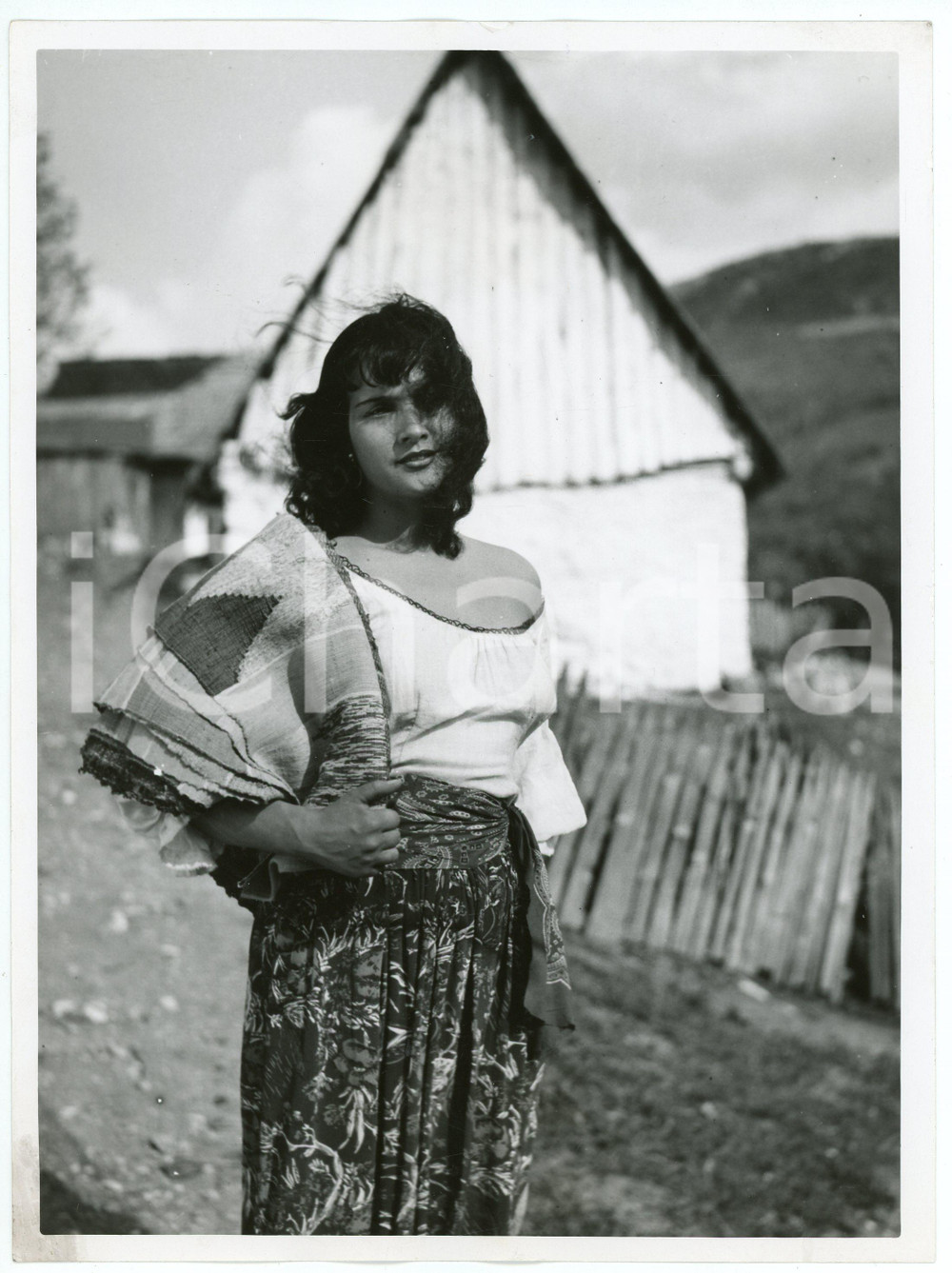 1955 CINEMA - HANKA Vera GREGORIC in una scena del film - Foto 18x24 cm Fotografia d'epoca.  CONDIZIONI:FAIR/discreto Lievi ondulature ai marginiFORMATO: 18x24 cm originale e autentica 1