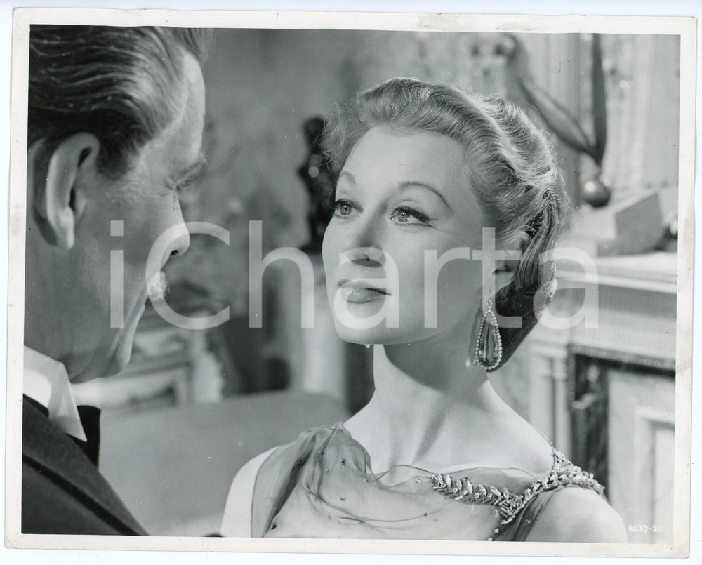 1955 THE MAN WHO LOVED REDHEADS Moira SHEARER John JUSTIN Photo 25x20 cm Fotografia d'epoca.  CONDIZIONI:POOR/danneggiato Gualciture diffuse, piccoli strappi ai margini, lievi aloniFORMATO: 25x20 cm originale e autentica 1