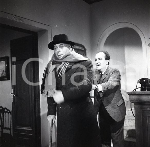 1967 Ernesto CALINDRI Piero GERLINI ne "IL GRANDE MAESTRO"  *NEGATIVO ORIGINALE Scatto di scenaNegativo originale d'epoca a colori su pellicola.Autore: Sandro Borni  E' SEVERAMENTE VIETATA LA RIPRODUZIONE.TUTTI I DIRITTI SONO RISERVATI.ICharta mette in vendita, sul negozio eBay e in esclusiva sul sito "icharta" il proprio archivio composto da numerose diapositive e negativi fotografici d'epoca, tutti originali e autentici.Si tratta di uno sguardo inedito sull'attualità, la politica, la vita quotidiana, il gossip e la cultura, che fotografa il cambiamento della nazione (e non solo) tra il 1890 ed il 1990 circa. Un'occasione unica per il mercato del collezionismo, che vede finalmente disponibile un archivio eccezionale per vastità, tematiche e condizioni, in un settore (il negativo fotografico e la diapositiva) di assoluta novità e dalle interessanti prospettive di investimento. CONDIZIONI:POOR/danneggiato Difetti come da scansioneFORMATO: cm 6 x 6 originale e autentica 1