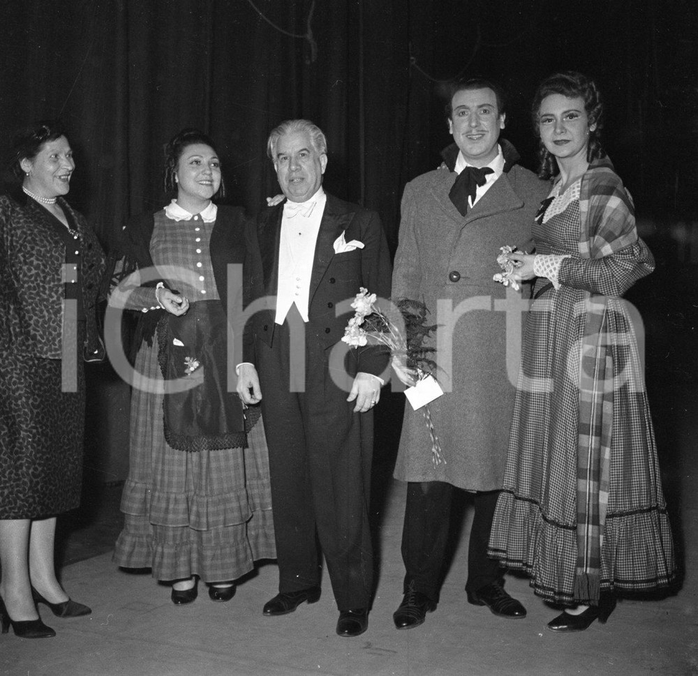 1955 BRESCIA Teatro Grande, la prima di Manon Lescaut  *NEGATIVO ORIGINALE 3 Negativo originale d'epoca in bianco e nero su pellicola.Per i diritti rivolgersi a ICharta.ICharta mette in vendita, sul negozio eBay e in esclusiva sul sito "icharta" il proprio archivio composto da numerose diapositive e negativi fotografici d'epoca, tutti originali e autentici.Si tratta di uno sguardo inedito sull'attualità, la politica, la vita quotidiana, il gossip e la cultura, che fotografa il cambiamento della nazione (e non solo) tra il 1890 ed il 1990 circa. Un'occasione unica per il mercato del collezionismo, che vede finalmente disponibile un archivio eccezionale per vastità, tematiche e condizioni, in un settore (il negativo fotografico e la diapositiva) di assoluta novità e dalle interessanti prospettive di investimento. CONDIZIONI:FAIR/discretoFORMATO: cm 6 x 6 originale e autentica 1