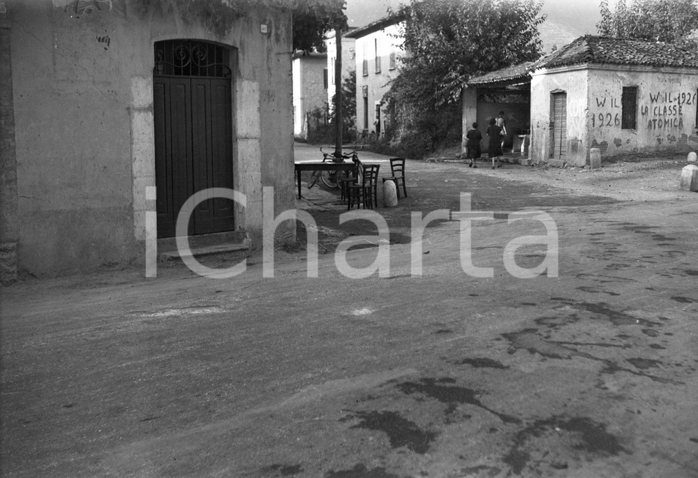 1947 BRESCIA Incidente mortale incrocio vie Verdi/Conicchio NEGATIVO ORIGINALE 1 Negativo originale in bianco e nero.Per i diritti rivolgersi a ICharta.ICharta mette in vendita, sul negozio eBay e in esclusiva sul sito "icharta" il proprio archivio composto da numerose diapositive e negativi fotografici d'epoca, tutti originali e autentici.Si tratta di uno sguardo inedito sull'attualità, la politica, la vita quotidiana, il gossip e la cultura, che fotografa il cambiamento della nazione (e non solo) tra il 1890 ed il 1990 circa. Un'occasione unica per il mercato del collezionismo, che vede finalmente disponibile un archivio eccezionale per vastità, tematiche e condizioni, in un settore (il negativo fotografico e la diapositiva) di assoluta novità e dalle interessanti prospettive di investimento. CONDIZIONI:FAIR/discretoFORMATO: cm 6 x 9 originale e autentica 1