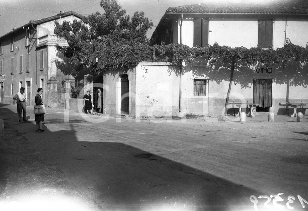 1947 BRESCIA Incidente mortale incrocio vie Verdi/Conicchio NEGATIVO ORIGINALE 2 Negativo originale in bianco e nero.Per i diritti rivolgersi a ICharta.ICharta mette in vendita, sul negozio eBay e in esclusiva sul sito "icharta" il proprio archivio composto da numerose diapositive e negativi fotografici d'epoca, tutti originali e autentici.Si tratta di uno sguardo inedito sull'attualità, la politica, la vita quotidiana, il gossip e la cultura, che fotografa il cambiamento della nazione (e non solo) tra il 1890 ed il 1990 circa. Un'occasione unica per il mercato del collezionismo, che vede finalmente disponibile un archivio eccezionale per vastità, tematiche e condizioni, in un settore (il negativo fotografico e la diapositiva) di assoluta novità e dalle interessanti prospettive di investimento. CONDIZIONI:FAIR/discreto Difetti allo scatto come da scansioneFORMATO: cm 6 x 9 originale e autentica 1