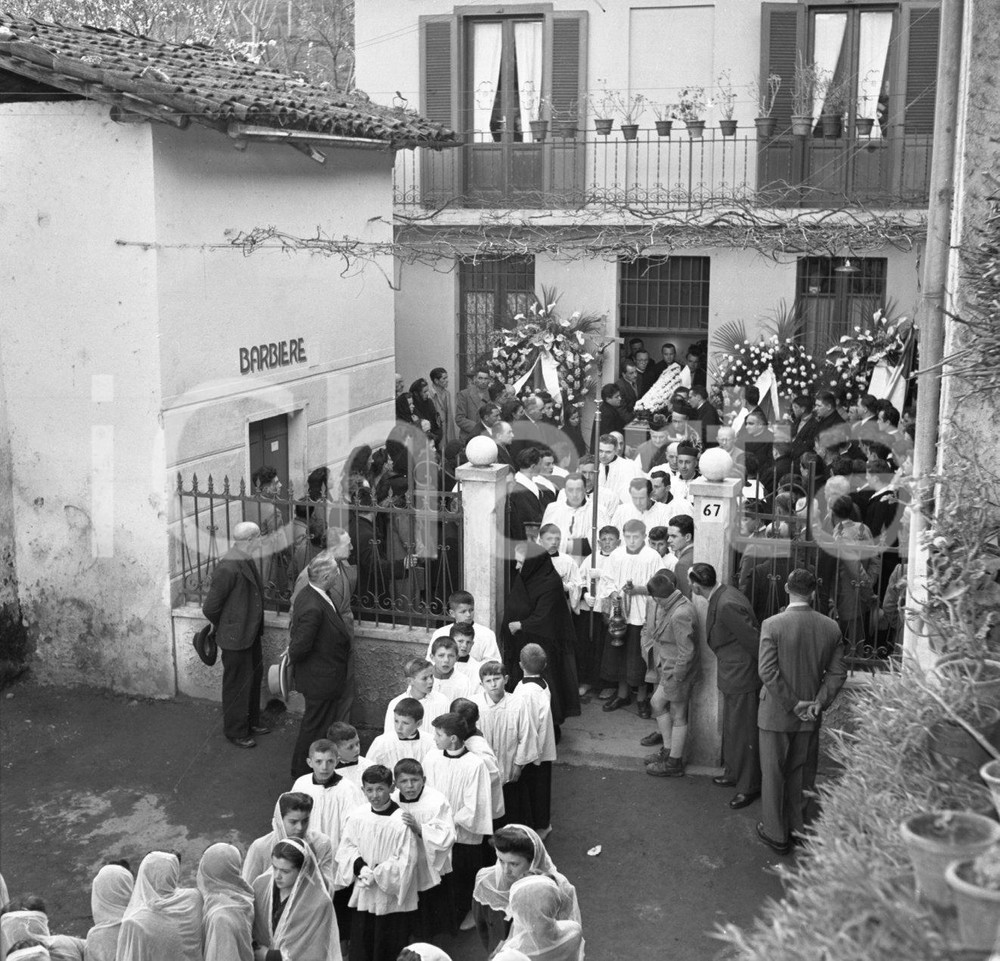 1951 S. VIGILIO V.T. (Concesio) Funerali di Don BAGOZZI *NEGATIVO ORIGINALE 2 Negativo originale in bianco e nero.Per i diritti rivolgersi a ICharta.ICharta mette in vendita, sul negozio eBay e in esclusiva sul sito "icharta" il proprio archivio composto da numerose diapositive e negativi fotografici d'epoca, tutti originali e autentici.Si tratta di uno sguardo inedito sull'attualità, la politica, la vita quotidiana, il gossip e la cultura, che fotografa il cambiamento della nazione (e non solo) tra il 1890 ed il 1990 circa. Un'occasione unica per il mercato del collezionismo, che vede finalmente disponibile un archivio eccezionale per vastità, tematiche e condizioni, in un settore (il negativo fotografico e la diapositiva) di assoluta novità e dalle interessanti prospettive di investimento. CONDIZIONI:FAIR/discretoFORMATO: cm 6 x 6 originale e autentica 1