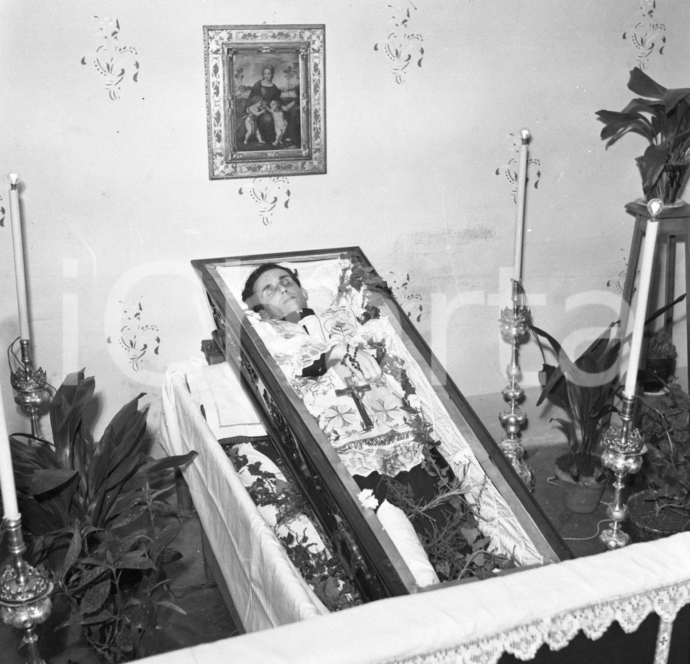1951 S. VIGILIO V.T. Concesio salma di Don Edgardo BAGOZZI *NEGATIVO ORIGINALE 1 Negativo originale in bianco e nero.Autore: Alberto Sorlini.Per i diritti rivolgersi a ICharta.ICharta mette in vendita, sul negozio eBay e in esclusiva sul sito "icharta" il proprio archivio composto da numerose diapositive e negativi fotografici d'epoca, tutti originali e autentici.Si tratta di uno sguardo inedito sull'attualità, la politica, la vita quotidiana, il gossip e la cultura, che fotografa il cambiamento della nazione (e non solo) tra il 1890 ed il 1990 circa. Un'occasione unica per il mercato del collezionismo, che vede finalmente disponibile un archivio eccezionale per vastità, tematiche e condizioni, in un settore (il negativo fotografico e la diapositiva) di assoluta novità e dalle interessanti prospettive di investimento. CONDIZIONI:FAIR/discretoFORMATO: cm 6 x 6 originale e autentica 1