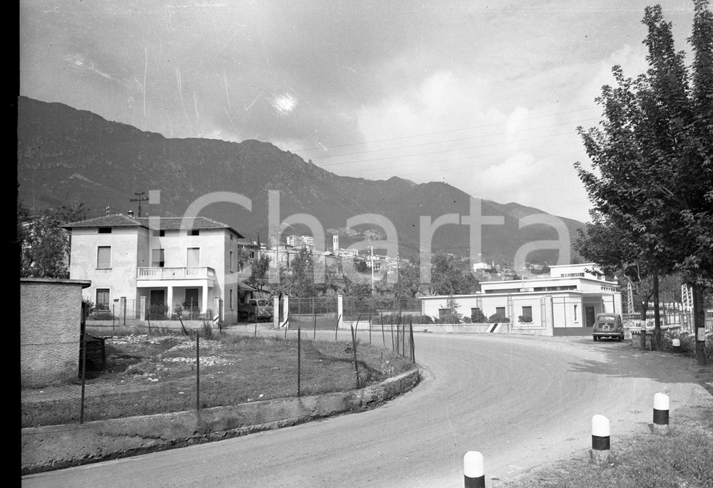 1957 LUMEZZANE Nuova centrale Soc. Elettrica Bresciana NEGATIVO ORIGINALE 1 Negativo originale d'epoca in bianco e nero su pellicola.Per i diritti rivolgersi a ICharta.ICharta mette in vendita, sul negozio eBay e in esclusiva sul sito "icharta" il proprio archivio composto da numerose diapositive e negativi fotografici d'epoca, tutti originali e autentici.Si tratta di uno sguardo inedito sull'attualità, la politica, la vita quotidiana, il gossip e la cultura, che fotografa il cambiamento della nazione (e non solo) tra il 1890 ed il 1990 circa. Un'occasione unica per il mercato del collezionismo, che vede finalmente disponibile un archivio eccezionale per vastità, tematiche e condizioni, in un settore (il negativo fotografico e la diapositiva) di assoluta novità e dalle interessanti prospettive di investimento. CONDIZIONI:FAIR/discretoFORMATO: cm 6 x 6 originale e autentica 1