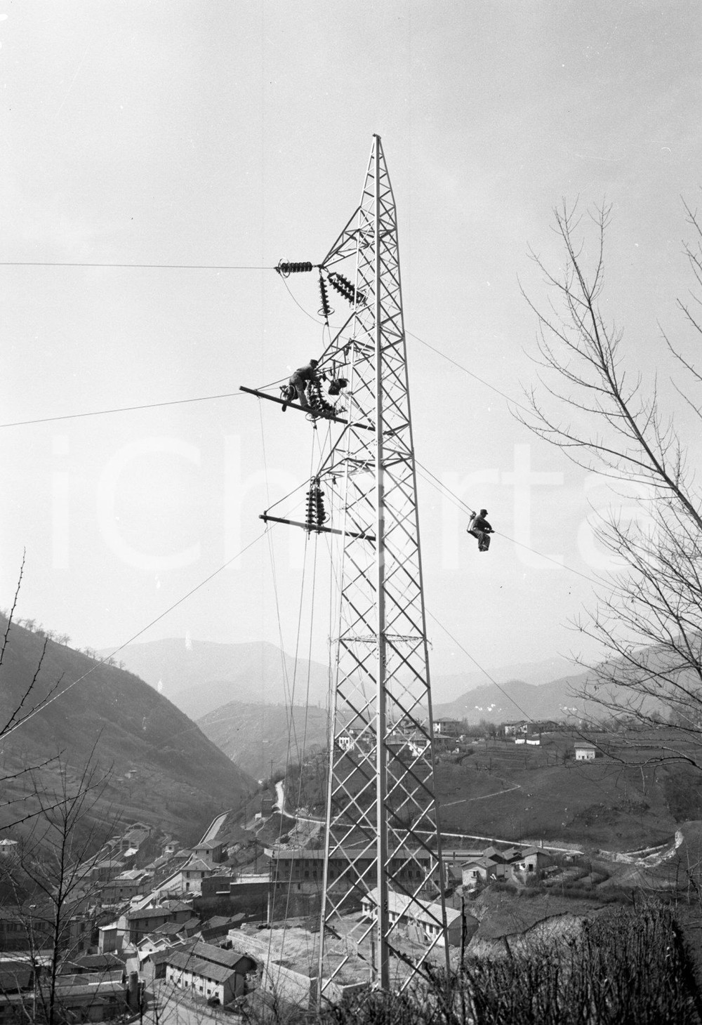 1955 LUMEZZANE Soc Elettr Bresciana posa linee elettriche aeree NEGATIVO ORIG 2 Negativo originale d'epoca in bianco e nero su pellicola.Autore: Alberto Sorlini.Per i diritti rivolgersi a ICharta.ICharta mette in vendita, sul negozio eBay e in esclusiva sul sito "icharta" il proprio archivio composto da numerose diapositive e negativi fotografici d'epoca, tutti originali e autentici.Si tratta di uno sguardo inedito sull'attualità, la politica, la vita quotidiana, il gossip e la cultura, che fotografa il cambiamento della nazione (e non solo) tra il 1890 ed il 1990 circa. Un'occasione unica per il mercato del collezionismo, che vede finalmente disponibile un archivio eccezionale per vastità, tematiche e condizioni, in un settore (il negativo fotografico e la diapositiva) di assoluta novità e dalle interessanti prospettive di investimento. CONDIZIONI:FAIR/discretoFORMATO: cm 6 x 6 originale e autentica 1