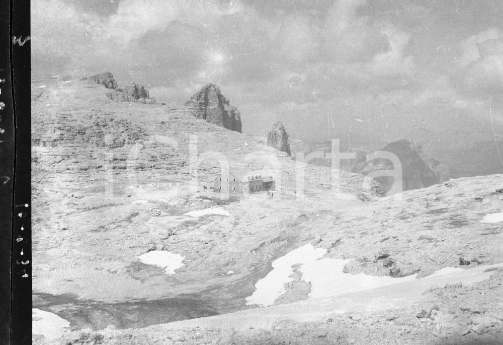 1934 Vallata Rifugio Boè nel cuore del Gruppo del Sella *NEGATIVO ORIGINALE Negativo originale d'epoca in bianco e nero su pellicola.Per i diritti rivolgersi a ICharta.ICharta mette in vendita, sul negozio eBay e in esclusiva sul sito "icharta" il proprio archivio composto da numerose diapositive e negativi fotografici d'epoca, tutti originali e autentici.Si tratta di uno sguardo inedito sull'attualità, la politica, la vita quotidiana, il gossip e la cultura, che fotografa il cambiamento della nazione (e non solo) tra il 1890 ed il 1990 circa. Un'occasione unica per il mercato del collezionismo, che vede finalmente disponibile un archivio eccezionale per vastità, tematiche e condizioni, in un settore (il negativo fotografico e la diapositiva) di assoluta novità e dalle interessanti prospettive di investimento. CONDIZIONI:FAIR/discreto Difetti come da scansioneFORMATO: cm 6 x 9 originale e autentica 1