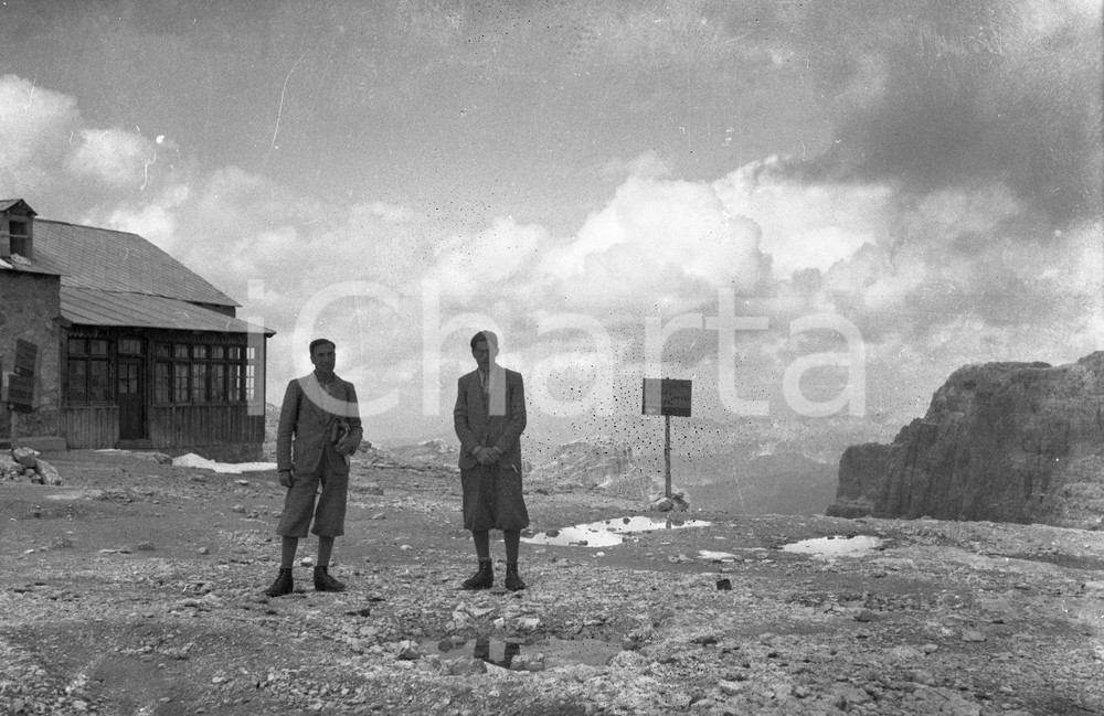 1934 Scatto al Rifugio Boè nel cuore del Gruppo del Sella NEGATIVO ORIGINALE Negativo originale d'epoca in bianco e nero su pellicola.Per i diritti rivolgersi a ICharta.ICharta mette in vendita, sul negozio eBay e in esclusiva sul sito "icharta" il proprio archivio composto da numerose diapositive e negativi fotografici d'epoca, tutti originali e autentici.Si tratta di uno sguardo inedito sull'attualità, la politica, la vita quotidiana, il gossip e la cultura, che fotografa il cambiamento della nazione (e non solo) tra il 1890 ed il 1990 circa. Un'occasione unica per il mercato del collezionismo, che vede finalmente disponibile un archivio eccezionale per vastità, tematiche e condizioni, in un settore (il negativo fotografico e la diapositiva) di assoluta novità e dalle interessanti prospettive di investimento. CONDIZIONI:FAIR/discreto Difetti come da scansioneFORMATO: cm 6 x 9 originale e autentica 1