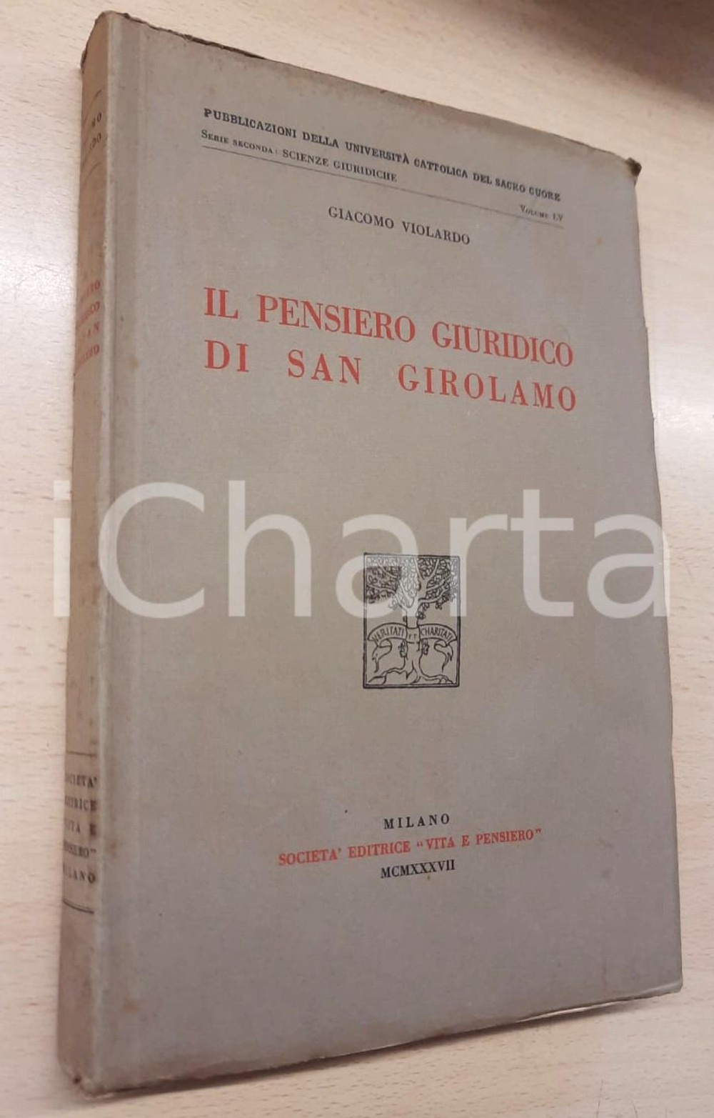 1936 Giacomo VIOLARDO Il pensiero giuridico - Ed. VITA E PENSIERO Brossura editoriale, con copertina flessibile.Volume intonso.EDITORE: Casa Editrice Vita e Pensiero - MilanoCOLLANA: Pubblicazioni della Università Cattolica del Sacro CuoreSerie seconda: Scienze Giuridiche - Vol. LVPAGINE: 250 CONDIZIONI:POOR/danneggiato uno dei fascicoli è stato rilegato in posizione più bassa; fioriture estese al taglio e alle prime pagine, con alcune macchie all'interniFORMATO: 17x25 cm originale e autentica 1