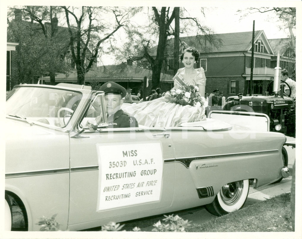 Fotografia d epoca originale 1955 ca NORTH CAROLINA U.S.A.F Miss 3503D Recruiting Group FORD CRESTLINE Foto 1