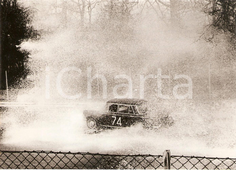 Fotografia d epoca originale 1960 ca AUTODROMO MONZA Fiat 1300 collauda nuovi guardrail con acqua 17x12 1