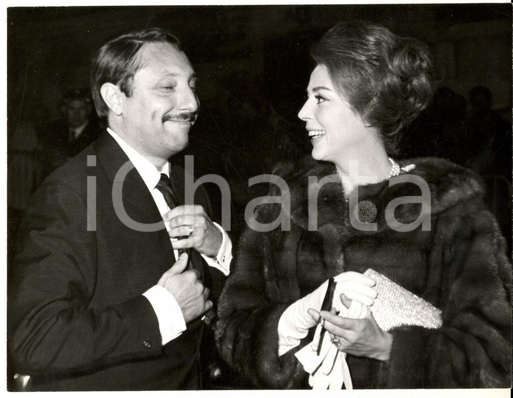 Fotografia d epoca originale 1955 ca PARIS Attrice Anne VERNON scherza durante una serata di gala 2 1