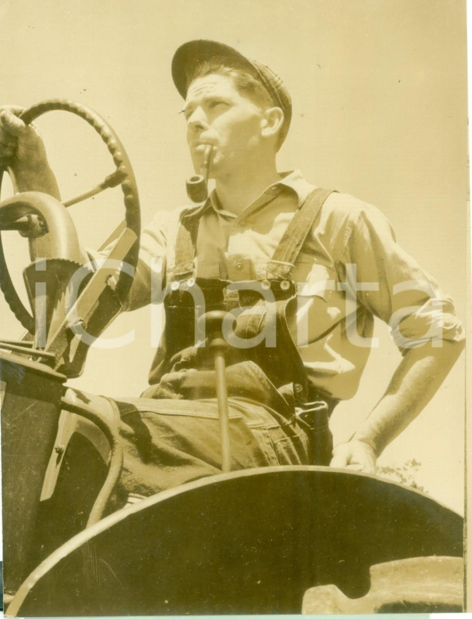 Fotografia d epoca originale 1944 WWII CONNECTICUT Veterano Malcolm STANNARD fuma la pipa sul trattore 1