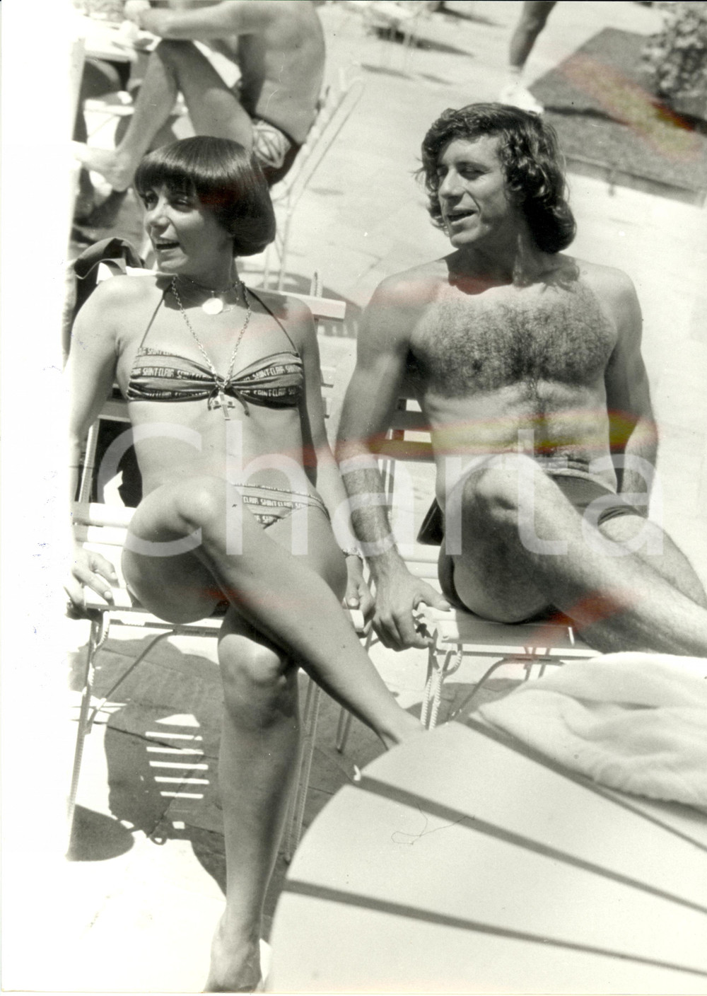Fotografia d epoca originale 1975 ca TENNIS Guillermo VILAS e fidanzata in costume in spiaggia Foto 24x30 1