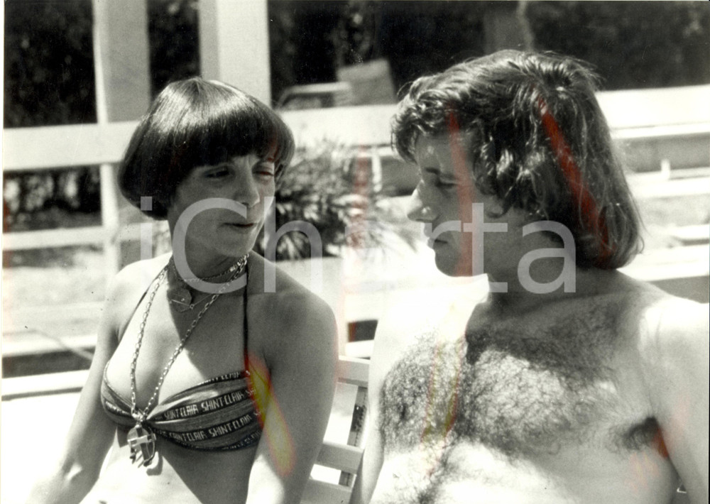 Fotografia d epoca originale 1975 ca TENNIS Guillermo VILAS e fidanzata Gabriella in costume Foto 1