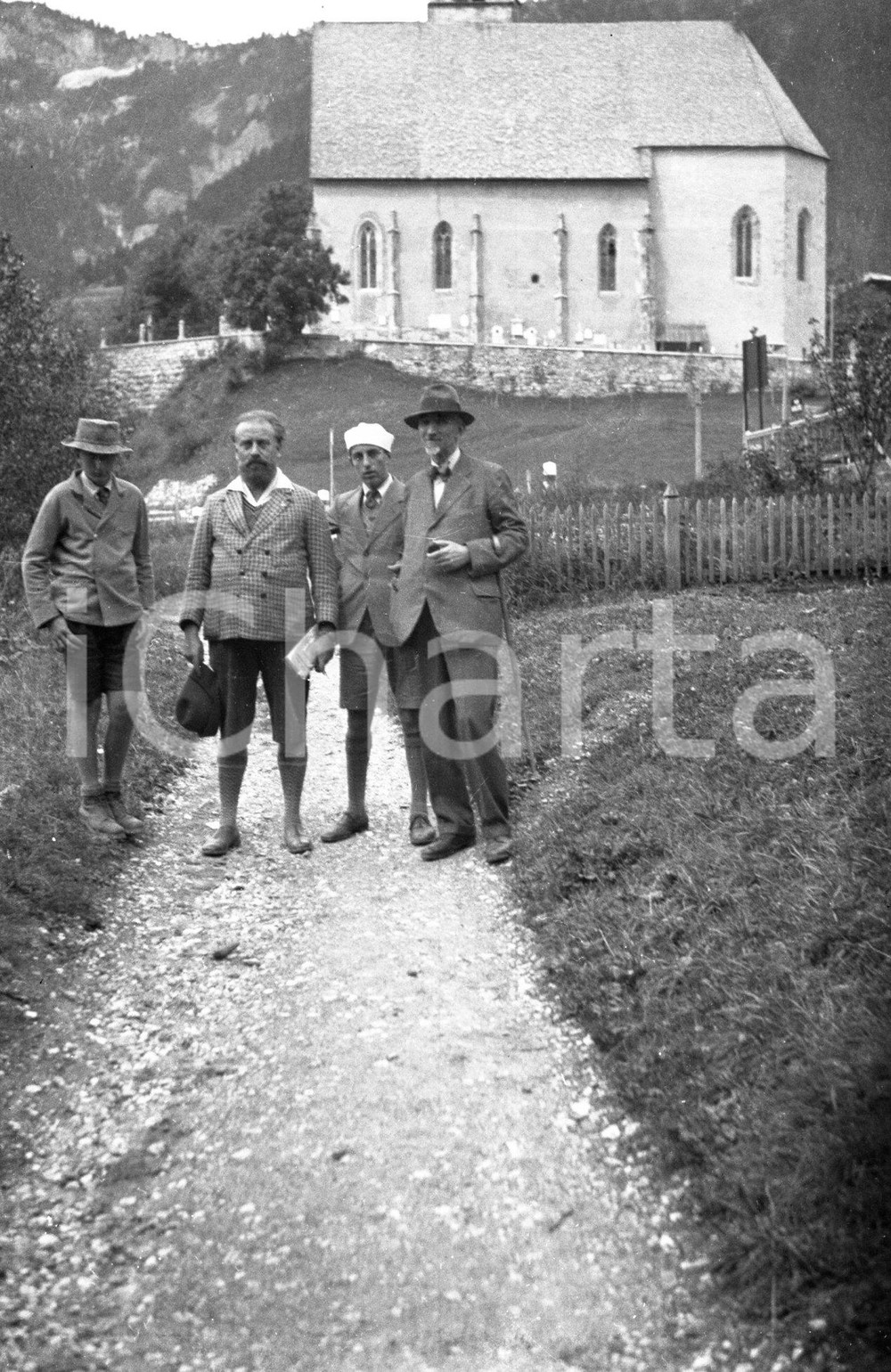 1934 VIGO DI FASSA con il prof. ANGELO COPPADORO *NEGATIVO ORIGINALE 2 Negativo originale d'epoca in bianco e nero su pellicola.Per i diritti rivolgersi a ICharta.ICharta mette in vendita, sul negozio eBay e in esclusiva sul sito "icharta" il proprio archivio composto da numerose diapositive e negativi fotografici d'epoca, tutti originali e autentici.Si tratta di uno sguardo inedito sull'attualità, la politica, la vita quotidiana, il gossip e la cultura, che fotografa il cambiamento della nazione (e non solo) tra il 1890 ed il 1990 circa. Un'occasione unica per il mercato del collezionismo, che vede finalmente disponibile un archivio eccezionale per vastità, tematiche e condizioni, in un settore (il negativo fotografico e la diapositiva) di assoluta novità e dalle interessanti prospettive di investimento. CONDIZIONI:FAIR/discretoFORMATO: cm 6 x 9 originale e autentica 1