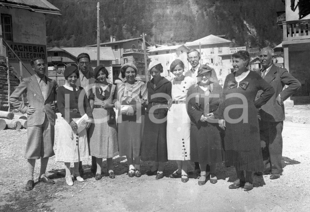 1934 CAMPITELLO DI FASSA con la famiglia De Napoli *NEGATIVO ORIGINALE Negativo originale d'epoca in bianco e nero su pellicola.Per i diritti rivolgersi a ICharta.ICharta mette in vendita, sul negozio eBay e in esclusiva sul sito "icharta" il proprio archivio composto da numerose diapositive e negativi fotografici d'epoca, tutti originali e autentici.Si tratta di uno sguardo inedito sull'attualità, la politica, la vita quotidiana, il gossip e la cultura, che fotografa il cambiamento della nazione (e non solo) tra il 1890 ed il 1990 circa. Un'occasione unica per il mercato del collezionismo, che vede finalmente disponibile un archivio eccezionale per vastità, tematiche e condizioni, in un settore (il negativo fotografico e la diapositiva) di assoluta novità e dalle interessanti prospettive di investimento. CONDIZIONI:FAIR/discreto Difetti come da scansioneFORMATO: cm 6 x 9 originale e autentica 1