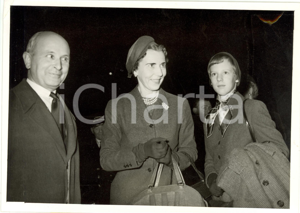 Fotografia d epoca originale 1955 ca PARIGI Ingrid di SVEZIA e figlia Margherita in vacanza Fotografia 1