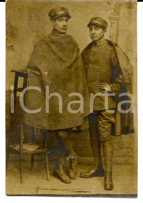 Fotografia d epoca originale 1917 PIACENZA 25° Fanteria BRIGATA BERGAMO Ufficiali con mantello Foto 6x8 1