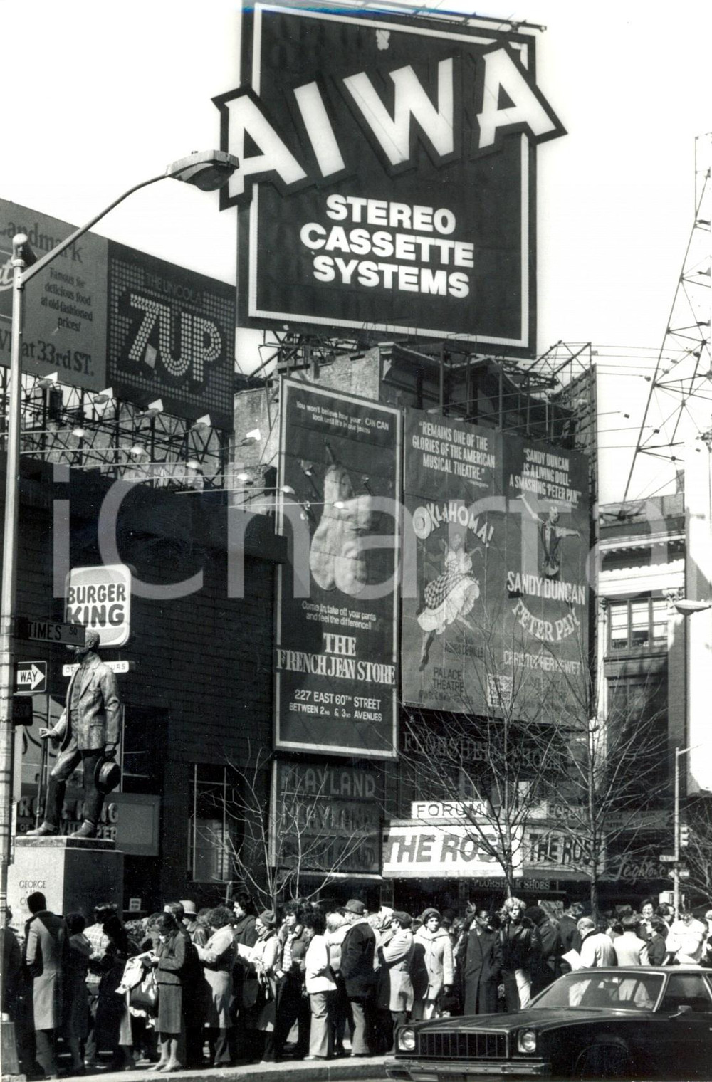 Fotografia d epoca originale 1980 NEW YORK Folla in coda a BROADWAY Pubblicità AIWA e Musical OKLAHOMA! 4 1