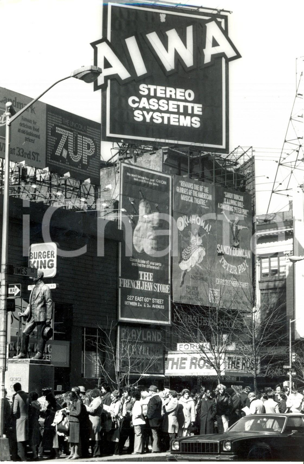 Fotografia d epoca originale 1980 NEW YORK Folla in coda a BROADWAY Pubblicità AIWA e Musical OKLAHOMA! 2 1