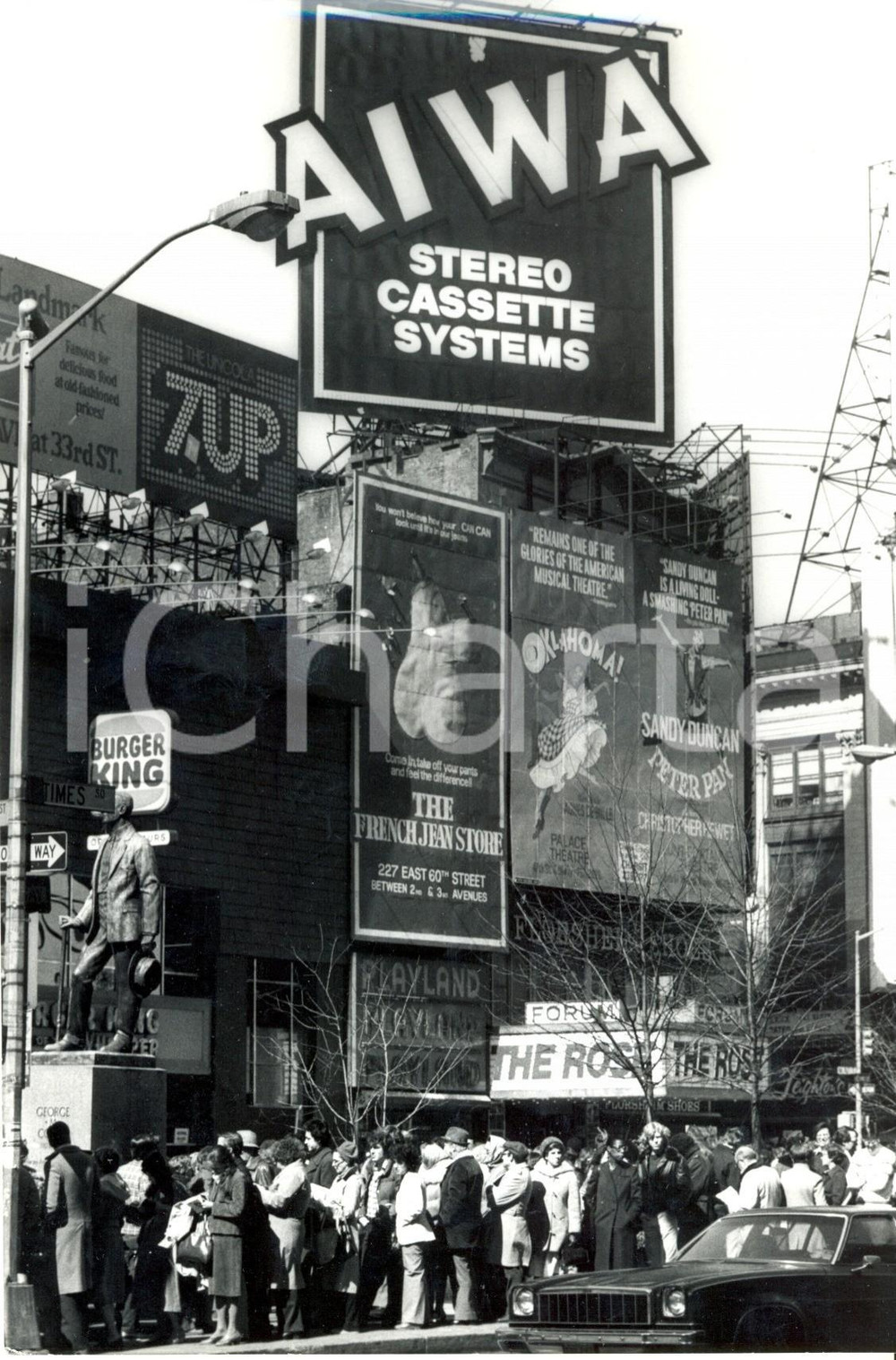 Fotografia d epoca originale 1980 NEW YORK Folla in coda a BROADWAY Pubblicità AIWA e Musical OKLAHOMA! 3 1