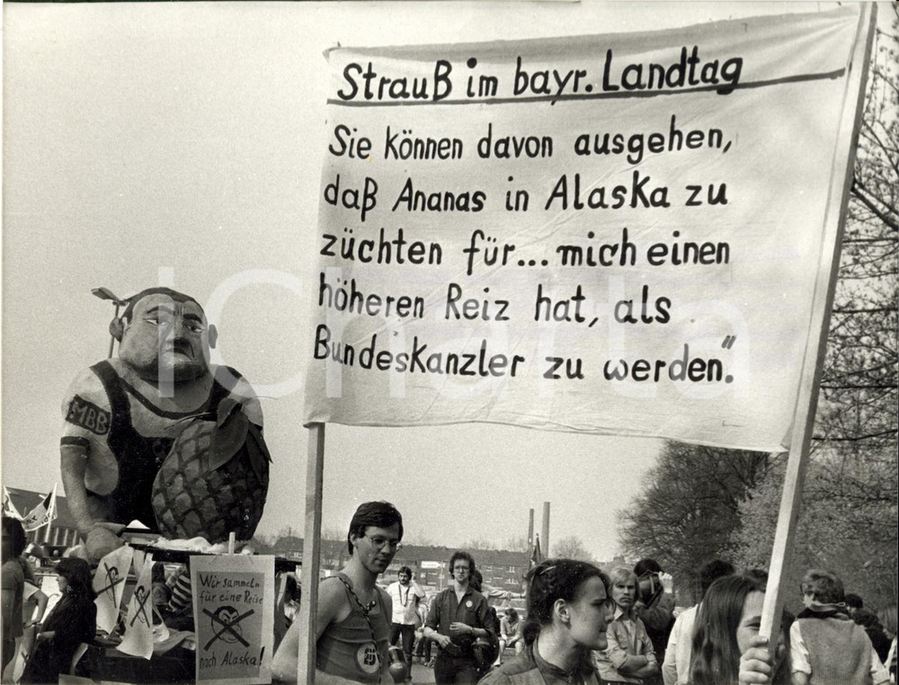 Fotografia d epoca originale 1980 KREFELD Oppositori di Franz Josef STRAUSS sfilano con cartelli satirici 3 1