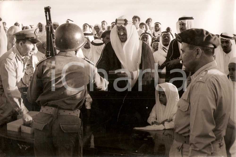 Fotografia d epoca originale 1960 ca ARABIA SAUDITA  Re Saoud ben Abdelaziz al Saoud salutato dai militari 1