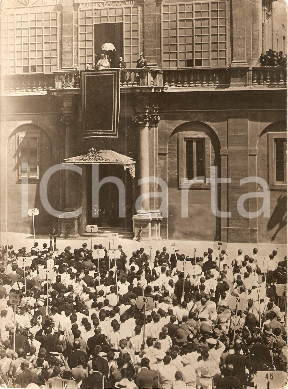 Fotografia d epoca originale 1930 ca ROMA Cortile SAN DAMASO Papa PIO X benedice i ginnasti cattolici Foto 1