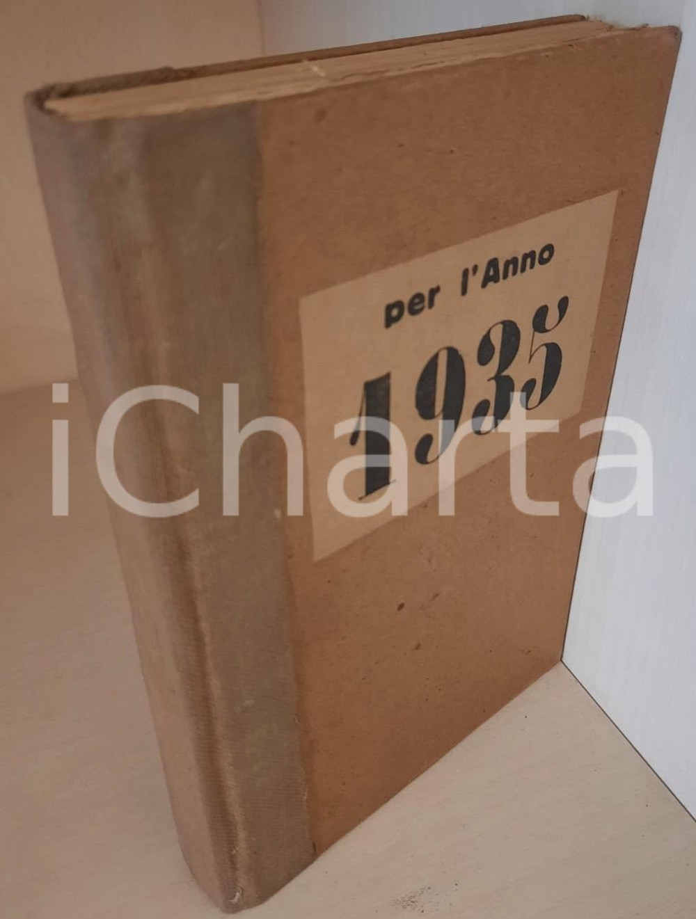 1935 Luigi GREA Diario personale in scrittura cifrata - CURIOSO 350 pp. Curioso diario manoscritto redatto da Luigi Grea (funzionario delle ferrovie e cicloamatore) in una scrittura cifrata che utilizzava con amici e familiari, allo scopo di tutelare la propria vita privata.Il diario, di natura privata, è tenuto in forma giornaliera e contiene, nella parte finale, la contabilità personale.Copertina rigida in cartoncino 3/4 tela.PAGINE: 350 circa CONDIZIONI:FAIR/discreto buone condizioni interne, macchie di umidità in copertina originale e autentica 1