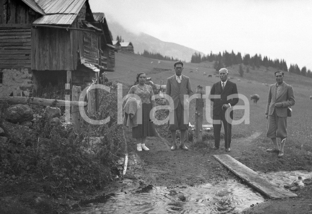 1934 Escursionisti in VAL DURON *NEGATIVO ORIGINALE Negativo originale d'epoca in bianco e nero su pellicola.Per i diritti rivolgersi a ICharta.ICharta mette in vendita, sul negozio eBay e in esclusiva sul sito "icharta" il proprio archivio composto da numerose diapositive e negativi fotografici d'epoca, tutti originali e autentici.Si tratta di uno sguardo inedito sull'attualità, la politica, la vita quotidiana, il gossip e la cultura, che fotografa il cambiamento della nazione (e non solo) tra il 1890 ed il 1990 circa. Un'occasione unica per il mercato del collezionismo, che vede finalmente disponibile un archivio eccezionale per vastità, tematiche e condizioni, in un settore (il negativo fotografico e la diapositiva) di assoluta novità e dalle interessanti prospettive di investimento. CONDIZIONI:FAIR/discretoFORMATO: cm 6 x 9 originale e autentica 1