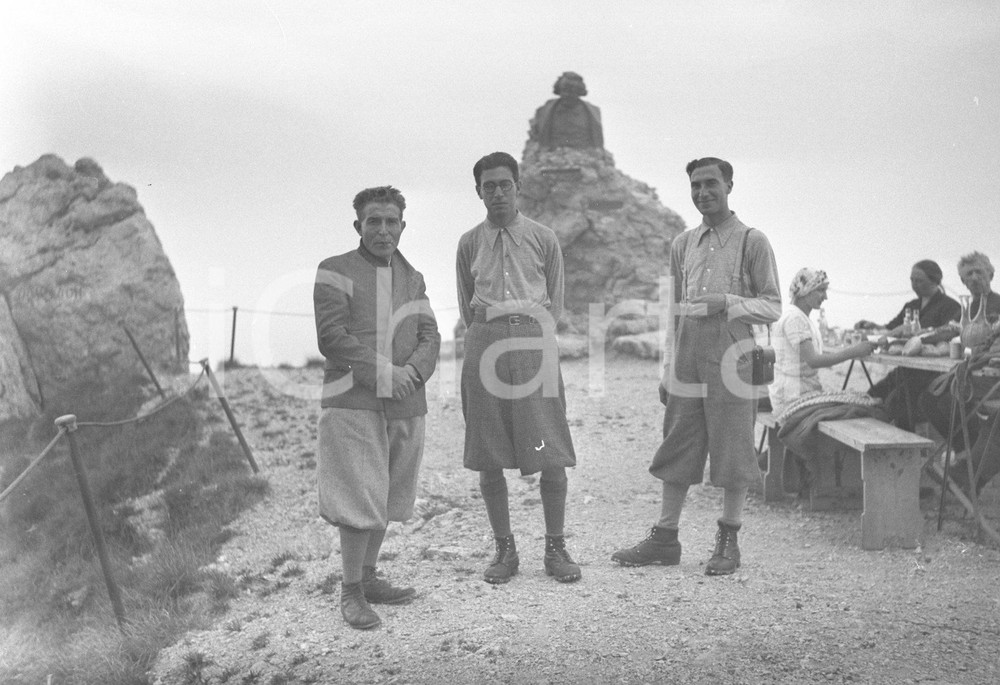 1934 Pausa escursionisti al rifugio Rosalba sulla GRIGNETTA *NEGATIVO ORIGINALE Negativo originale d'epoca in bianco e nero su pellicola.Per i diritti rivolgersi a ICharta.ICharta mette in vendita, sul negozio eBay e in esclusiva sul sito "icharta" il proprio archivio composto da numerose diapositive e negativi fotografici d'epoca, tutti originali e autentici.Si tratta di uno sguardo inedito sull'attualità, la politica, la vita quotidiana, il gossip e la cultura, che fotografa il cambiamento della nazione (e non solo) tra il 1890 ed il 1990 circa. Un'occasione unica per il mercato del collezionismo, che vede finalmente disponibile un archivio eccezionale per vastità, tematiche e condizioni, in un settore (il negativo fotografico e la diapositiva) di assoluta novità e dalle interessanti prospettive di investimento. CONDIZIONI:FAIR/discretoFORMATO: cm 6 x 9 originale e autentica 1
