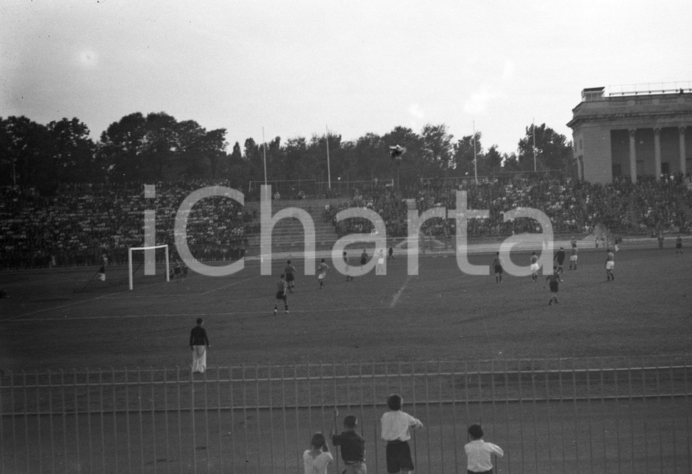 1934.09.16 MILANO Ambrosiana - Juventus all'Arena NEGATIVO ORIGINALE Negativo originale d'epoca in bianco e nero su pellicola.Per i diritti rivolgersi a ICharta.ICharta mette in vendita, sul negozio eBay e in esclusiva sul sito "icharta" il proprio archivio composto da numerose diapositive e negativi fotografici d'epoca, tutti originali e autentici.Si tratta di uno sguardo inedito sull'attualità, la politica, la vita quotidiana, il gossip e la cultura, che fotografa il cambiamento della nazione (e non solo) tra il 1890 ed il 1990 circa. Un'occasione unica per il mercato del collezionismo, che vede finalmente disponibile un archivio eccezionale per vastità, tematiche e condizioni, in un settore (il negativo fotografico e la diapositiva) di assoluta novità e dalle interessanti prospettive di investimento. CONDIZIONI:FAIR/discreto Difetti come da scansioneFORMATO: cm 6 x 9 originale e autentica 1